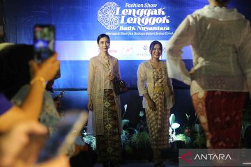 Lenggak lenggok batik nusantara di Hari Batik Nasional