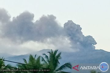 Gunung Dukono di Maluku Utara meletus