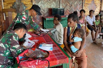 Satgas Pamtas RI-PNG beri pengobatan gratis warga di Keerom