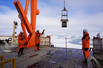 Wahana robotik buatan China jelajahi bagian bawah es Arktika
