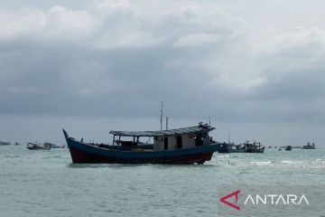 Ratusan kapal nelayan kandas di alur Pelabuhan Air Katung Bangka