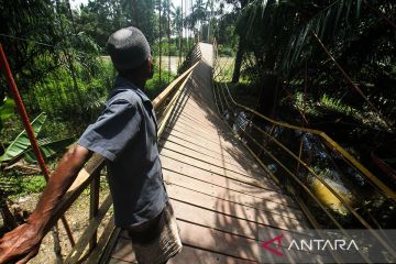 FOTO - Jembatan gantung penghubung kecamatan ambruk