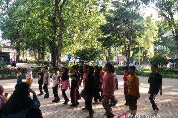 Gembiranya orang tua menemani anak saat latihan Paskibraka