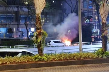 Sebuah mobil terbakar di kawasan SCBD Jakarta