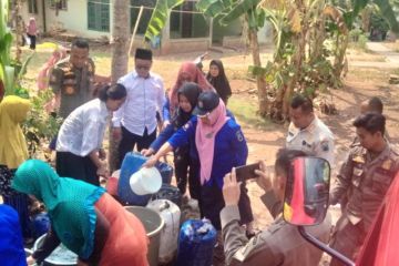 Damkar Lampung Selatan salurkan 3,795 juta liter air untuk warga