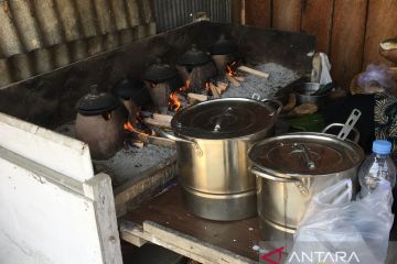 Mencoba kelezatan surabaya yang diolah menggunakan tungku tradisonal