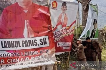 Satpol PP Cianjur tertibkan alat peraga kampanye di lokasi terlarang