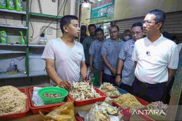 Heru sidak Pasar Pondok Bambu Jaktim pantau harga bahan pokok