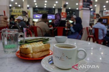 Nikmatnya menyeruput kopi di kedai legendaris Kim Teng Pekanbaru