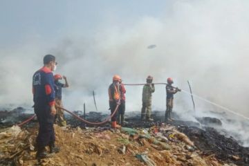 Kebakaran kembali terjadi di TPA Cikolotok Purwakarta