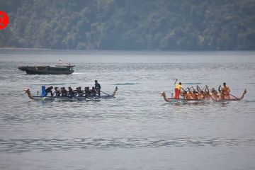16 tim ikut kejuaraan terbuka perahu naga di Teluk Tomori