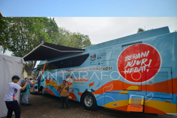 Roadshow bus KPK di Padang