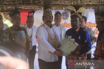 Menteri ATR/BPN serahkan sertifikat HPL masyarakat adat Sawoi Hnya