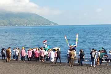 Pemkot Ternate laksanakan ritual "turun pasir" di objek wisata Sulamadaha