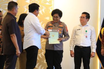 Menteri ATR/BPN menyerahkan 12 sertifikat tanah aset BMN dan BMD