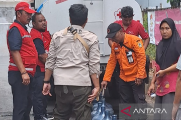 PMI salurkan air bersih di Jagakarsa atasi krisis air akibat kemarau