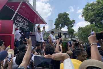 Anies-Muhaimin dan pendukungnya meninggalkan Kantor KPU RI