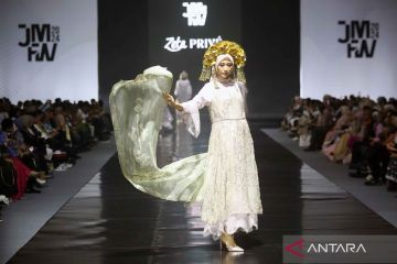 Peragaan busana Jakarta Muslim Fashion Week 2024