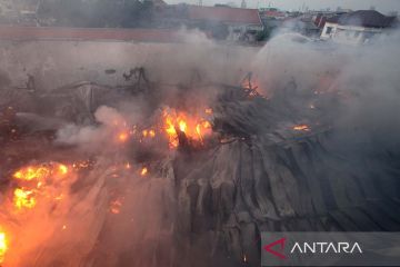 Kebakaran pabrik lilin di Surabaya