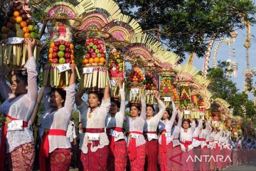 Pawai rangkaian HUT ke-14 Mangupura di Bali