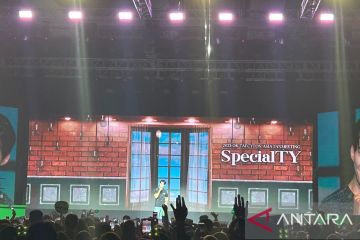 Taecyeon bawakan lagu "Hands Up" untuk penggemar di Jakarta