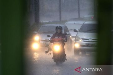 Hujan ringan hingga lebat diperkirakan landa sejumlah kota besar