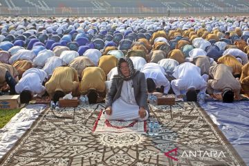 Umat Islam melaksanakan Shalat Istisqo di Tangerang