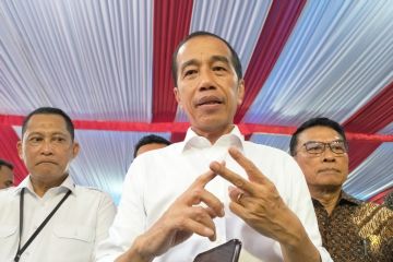 Presiden Jokowi serahkan bantuan pangan di Gudang Bulog Padang