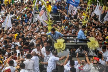 Massa sambut Prabowo-Gibran mendaftar pilpres ke KPU