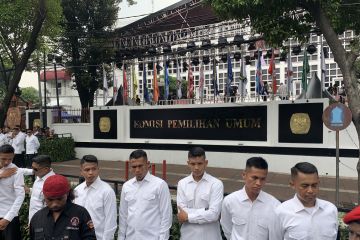 Relawan Prabowo-Gibran dirikan pagar pembatas di depan Kantor KPU RI