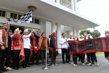 Penjabat Gubernur Sumut berangkatkan ulos 1.000 meter ke Jakarta