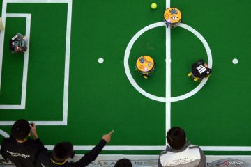 Kompetisi Sepak Bola Robot di Manado