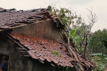 Rumah di Ciambar Sukabumi nyaris ambruk diterjang angin puting beliung