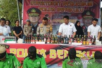 Polda Bengkulu musnahkan 1.136 rokok ilegal dan 917 miras