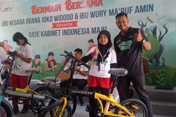 Iriana Jokowi bersama OASE KIM bagikan sepeda ke pelajar di Surabaya