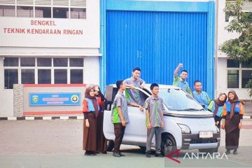 Siswa SMK 2 Palembang manfaatkan mobil listrik Jokowi untuk praktik