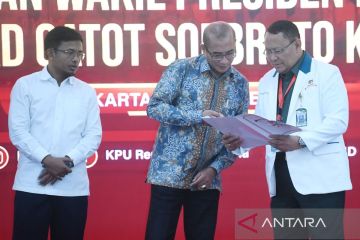 Penyerahan hasil pemeriksaan kesehatan pasangan bacapres dan bacawapres