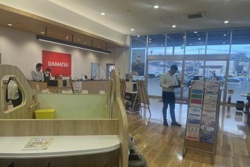 Melihat outlet Daihatsu bernuansa kafe di Chiba