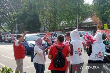 Relawan bagikan bunga dan ambulans ke warga di HUT Ke-55 Ganjar
