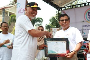 Pemkot Bukittinggi menerima penghargaan OJK terbaik keuangan di Sumbar