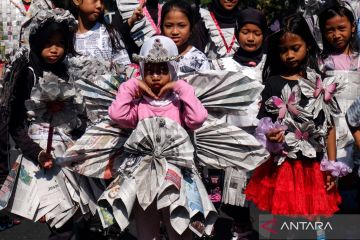 Kreasi busana koran bekas di Solo