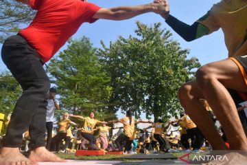 Senam yoga massal di kota Bogor