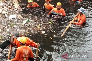 Pemkab Bekasi angkut sampah di tepi Tol Jakarta-Cikampek