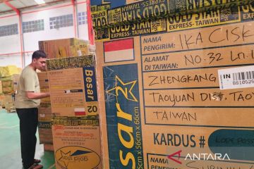 Barang kiriman pekerja migran menumpuk di gudang di Semarang