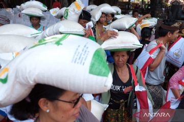 Pembagian beras dan paket sembako bagi warga desa di Gianyar