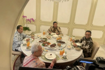 Presiden Jokowi makan malam didampingi Menhan Prabowo Subianto