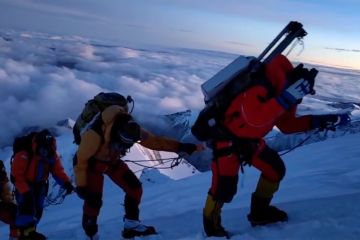 Tim ekspedisi China lakukan penelitian ilmiah di puncak Gunung Cho Oyu