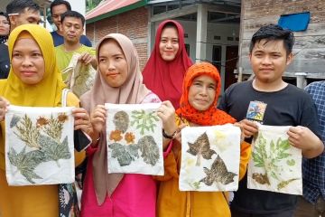 Eksotisnya warna-warni kain ecoprinting ramah lingkungan