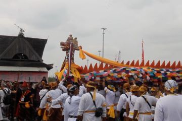 Menyaksikan ritual Ulur Naga dan Belimbur yang seru dan basah