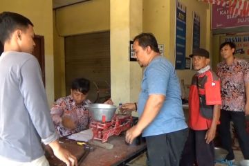DPPTK Ngawi tera ulang puluhan tinbangan pedagang pasar tradisional